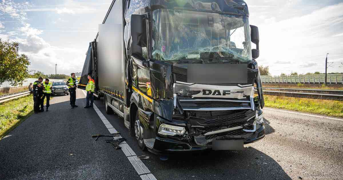 Drie vrachtwagens en auto botsen tegen elkaar op A16 bij Breda, rijstrook dicht