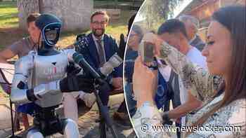 Hilarisch: robot zingt vals voor toeschouwers in Rome
