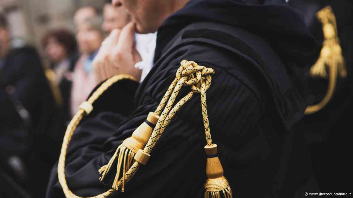 L’avvocata in aula si scusa per non avere la toga e il giudice commenta: “Per me può levarsi anche la maglietta”