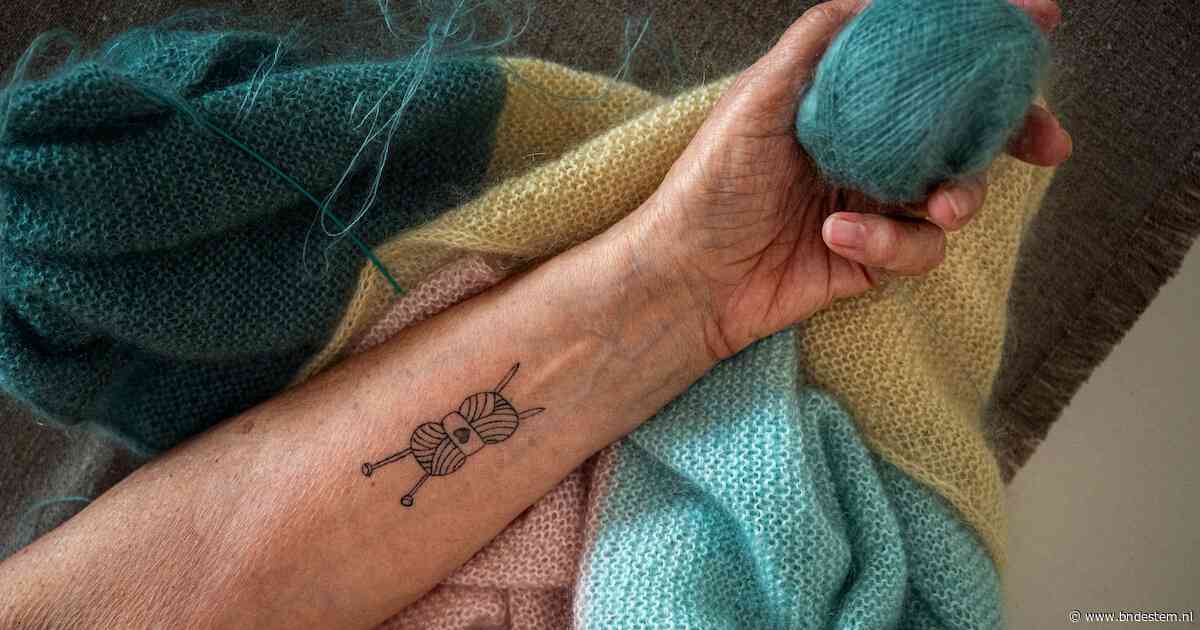 Els’ zoon mocht geen oorbellen, maar zelf liet ze op haar 80ste haar eerste tatoeage zetten: ‘Nu denk ik: wat deed ik af en toe moeilijk’