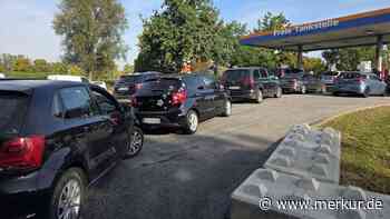 Lange Schlangen vor Deutschlands billigster Tankstelle – Betreiber erklärt kuriosen Doppel-Preissturz