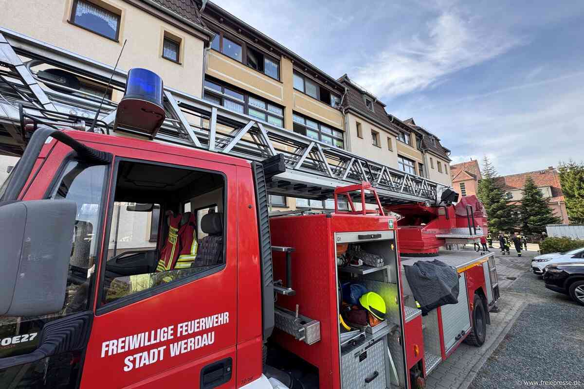 Balkonbrand in Werdau: Mieter muss mit Verdacht auf Rauchgasvergiftung in Klinik