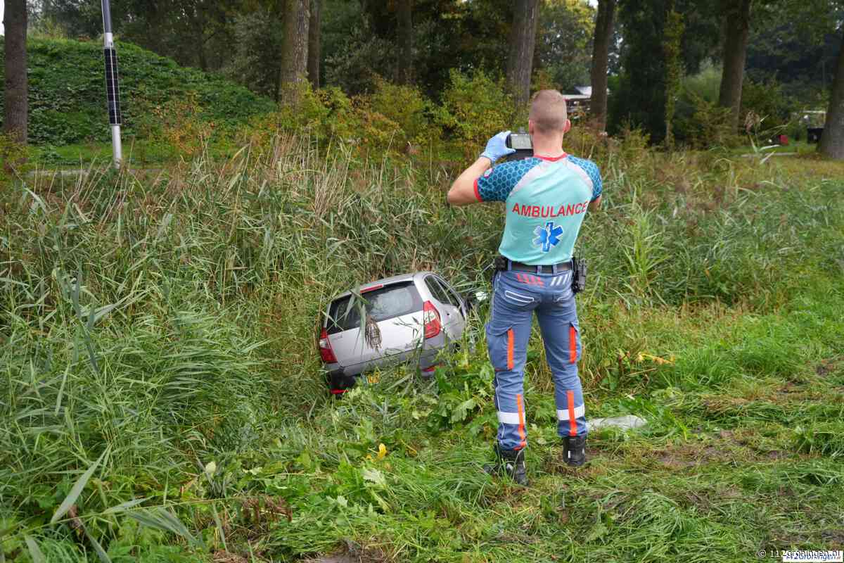 Auto vliegt uit bocht rotonde en eindigt diepe sloot Groningen