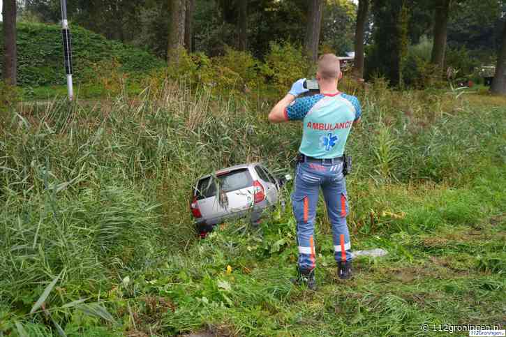 Auto vliegt uit bocht rotonde en eindigt diepe sloot Groningen