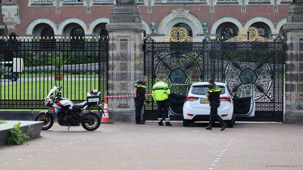 Auto ramt hek Vredespaleis Den Haag, vrouw overgedragen aan zorgkader