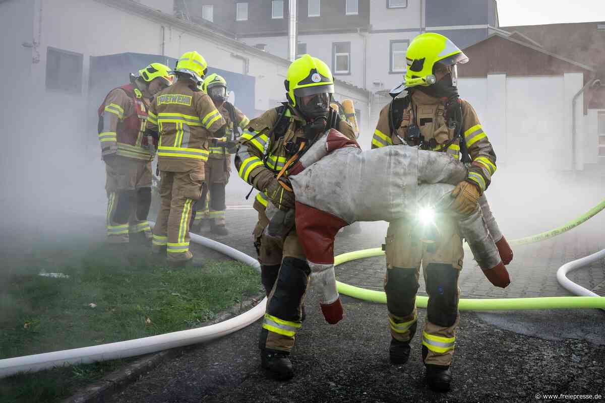 Feuerwehr bei Polstermöbel Hinkelmann - Übung zeigt Probleme mit Löschwasser in Erlau