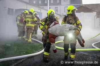 Feuerwehr bei Polstermöbel Hinkelmann - Übung zeigt Probleme mit Löschwasser in Erlau