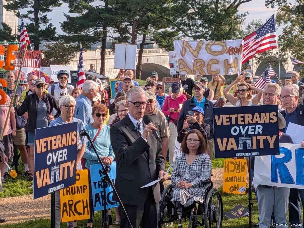 Crowds, lawmakers protest Trump’s arch in Memorial Circle
