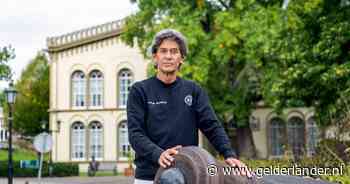 Stefan vraagt commando’s naar hun levensverhaal, maar bij zijn vader stuit hij op het ‘ongrijpbare Indische zwijgen’