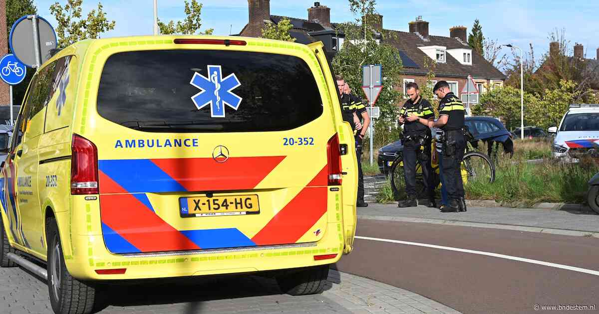 Fietsster en auto botsen op rotonde in Breda