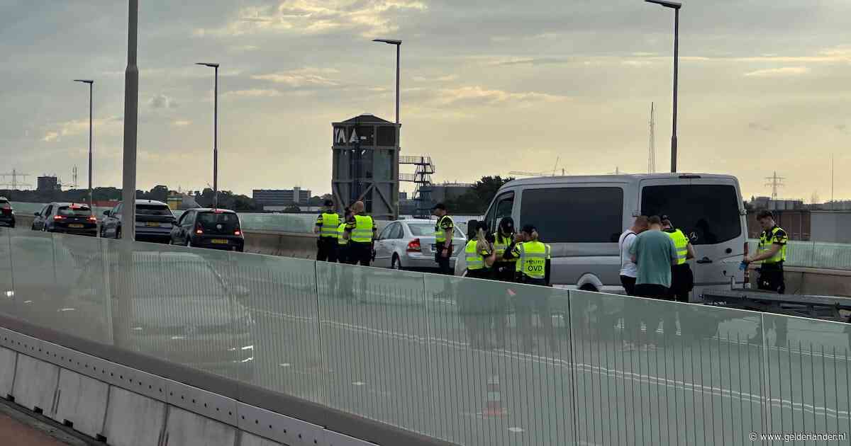 Grote politiecontrole op Nijmeegse brug zorgt voor enorme vertraging