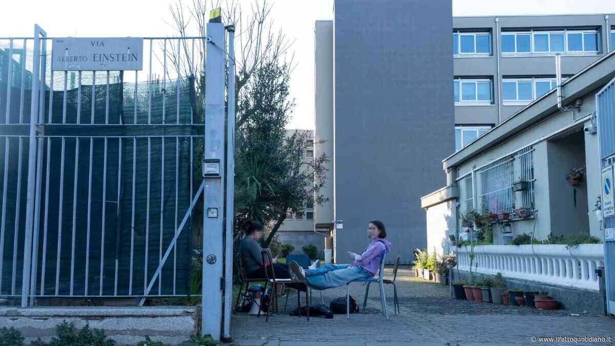 Milano, 20enne picchiato davanti al liceo Einstein per aver staccato dei manifesti di Blocco Studentesco