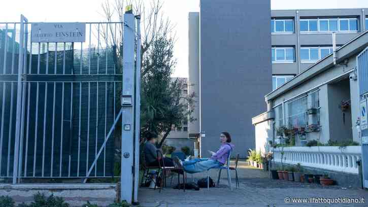 Milano, 20enne picchiato davanti al liceo Einstein per aver staccato dei manifesti di Blocco Studentesco