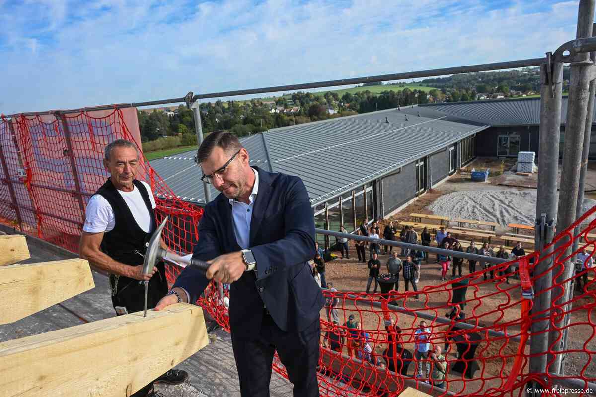 Neue Einblicke in Hort, Mensa und Klassenzimmer: Grundschule Neukirchen feiert Richtfest