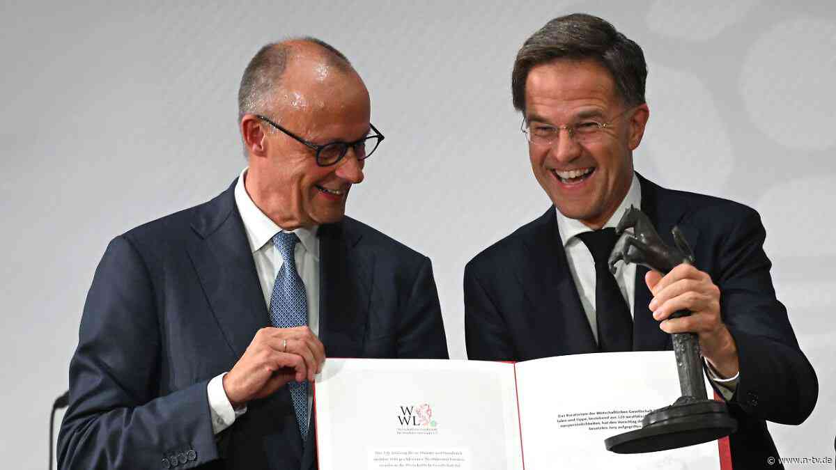 Friedenspreis für die Nato: Draußen wird gebrüllt, drinnen loben Wüst und Rutte den Kanzler