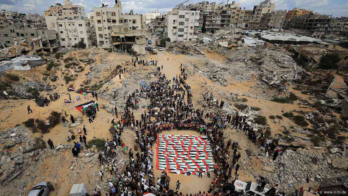 Lange unter Trümmern verborgen: Israelischer Luftangriff: Massenbegräbnis für 100 Menschen im Gazastreifen