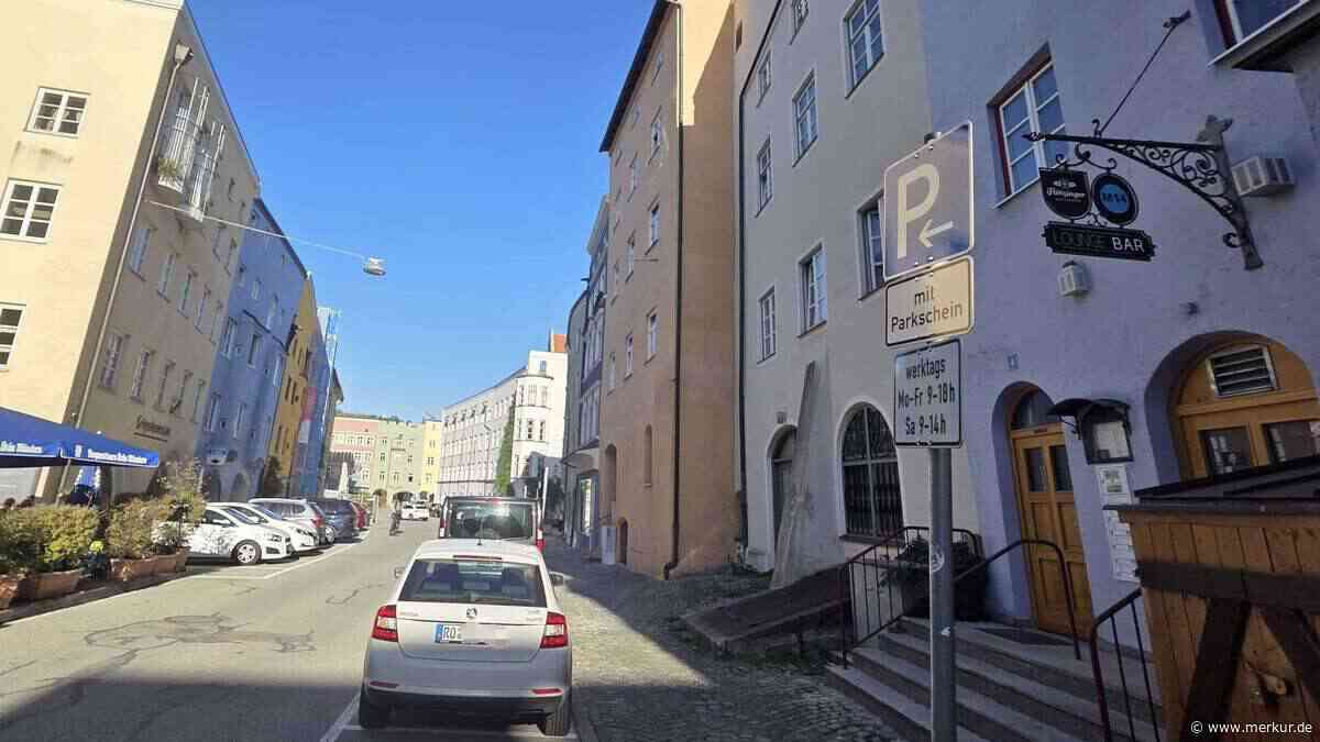 „Kann nicht ständig umparken“ – Parkplatzchaos und Strafzettel-Dilemma in bayerischer Altstadt