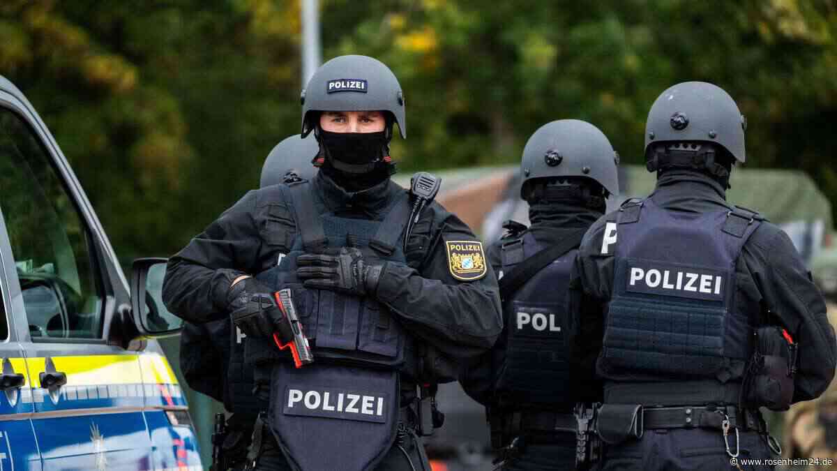 SEK-Einsatz in Wasserburg: Mann (52) wirft mit Eisenstangen nach Polizisten