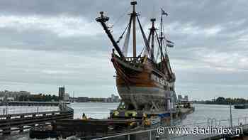 Enorm 17e-eeuws schip Batavia vaart door Amsterdam anno 2026: "Heerlijk"