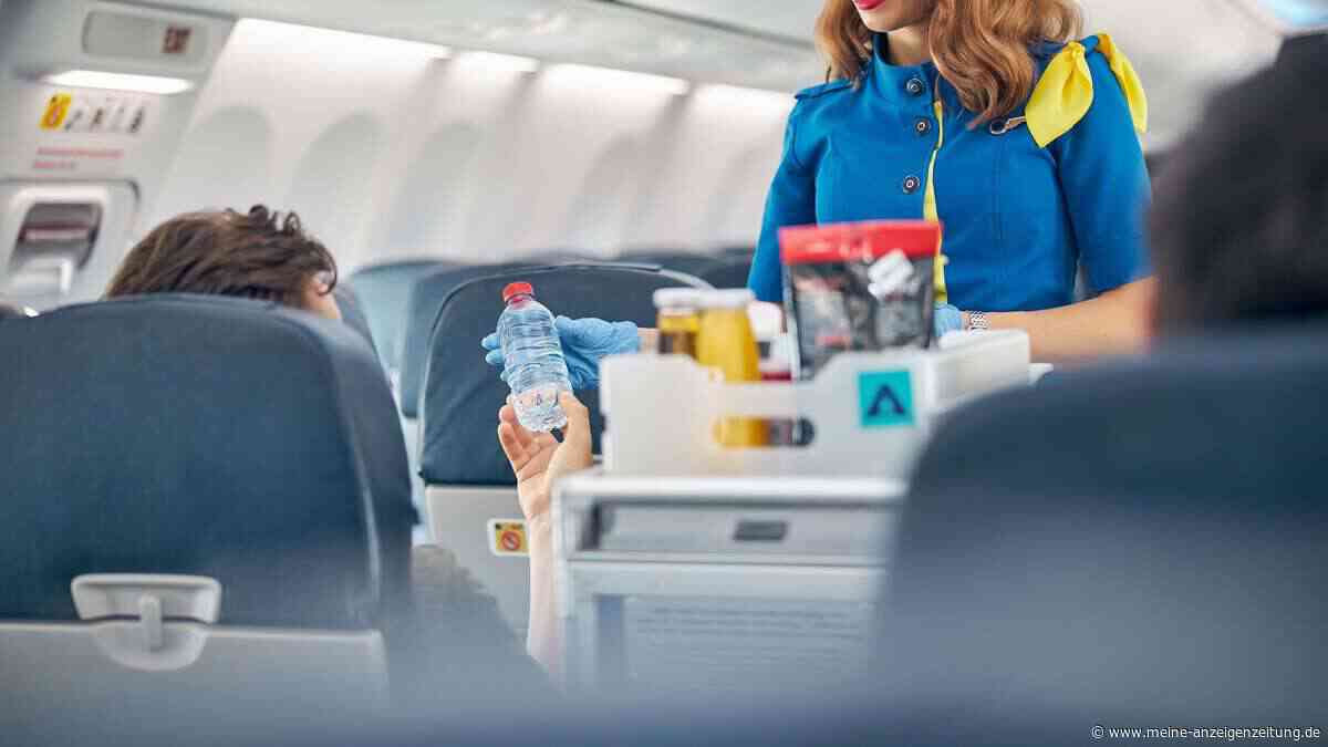 Flugbegleiterinnen verraten, was sie selbst im Flugzeug nie essen würden