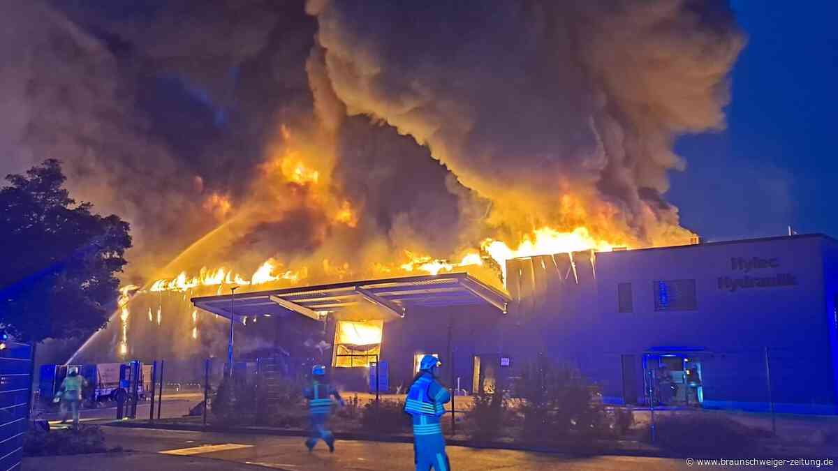 Großbrand in Helmstedter Gewerbegebiet hält Feuerwehr weiter in Atem