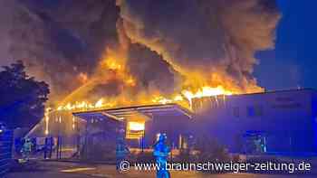Großbrand in Helmstedter Gewerbegebiet hält Feuerwehr weiter in Atem