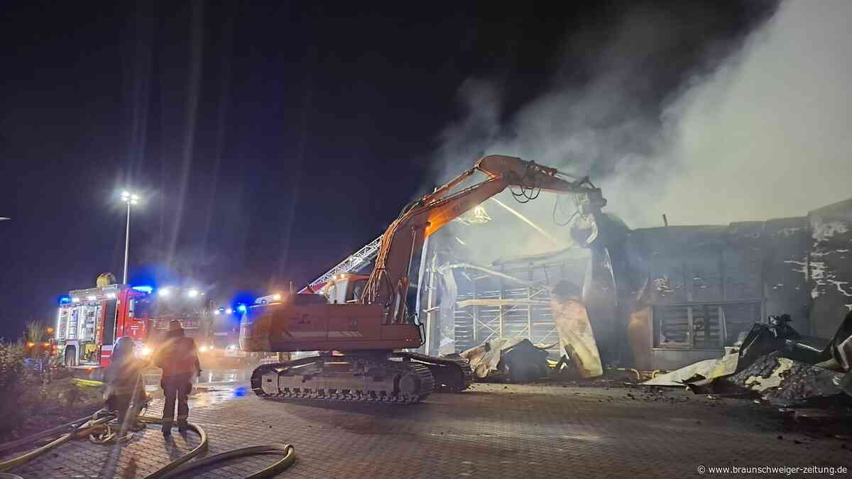 Großbrand in Helmstedt: Löscharbeiten dauern vermutlich ganze Nacht