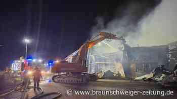 Großbrand in Helmstedt: Löscharbeiten dauern vermutlich ganze Nacht