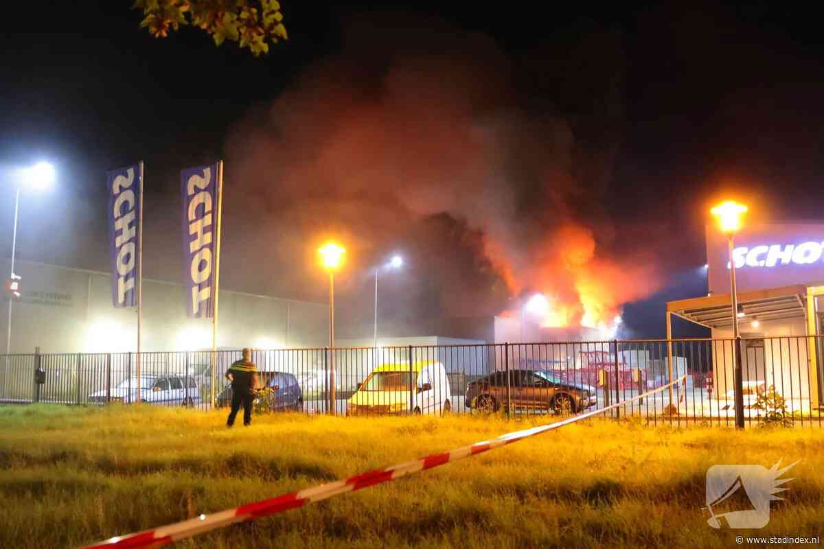Zeer grote brand in bedrijfsgebouw Bolderweg Almere Buiten