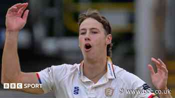 Essex pace bowler Bennett agrees new deal