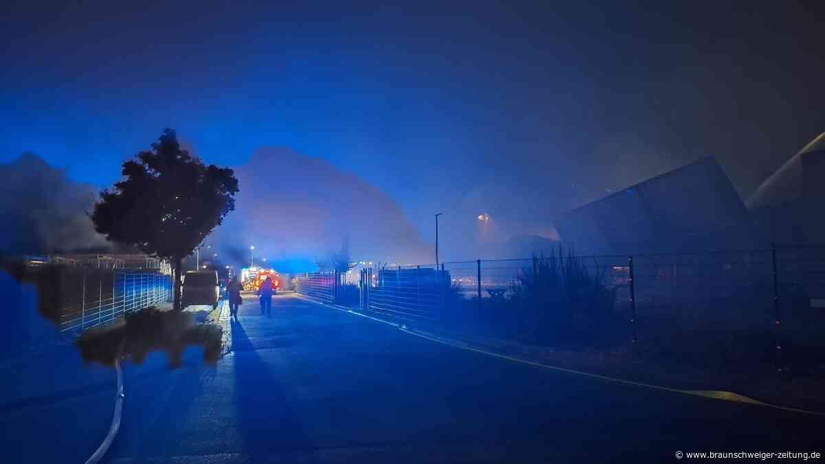 Großbrand in Helmstedt: Löscharbeiten dauern an, Straßen teilweise wieder freigegeben