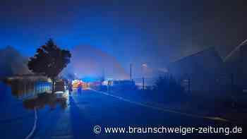 Großbrand in Helmstedt: Löscharbeiten dauern an, Straßen teilweise wieder freigegeben