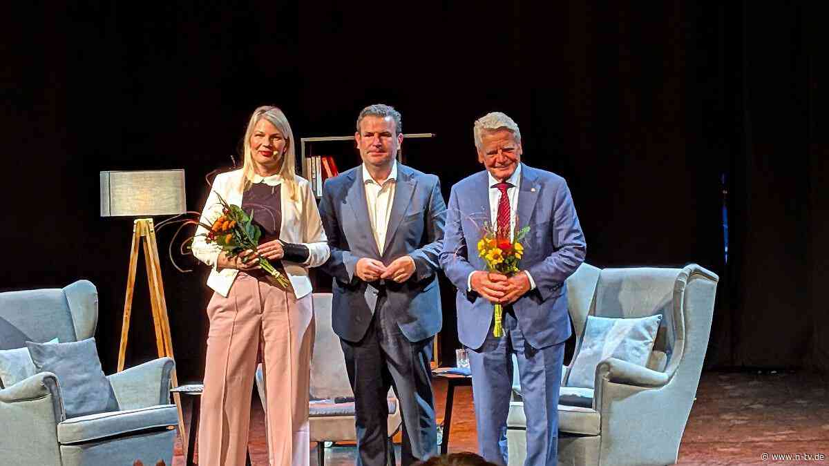 "Mal gucken, was aus ihm wird": Heil wirft sein Buch in den Ring - und Gauck gibt seinen Segen