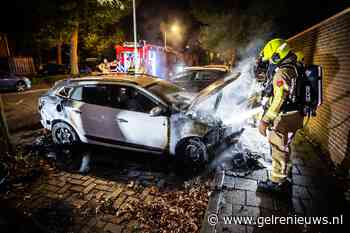 Geparkeerde auto volledig door brand verwoest in Arnhem