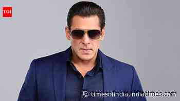 Salman Khan fan rushes towards him at Prem Keetanu screening