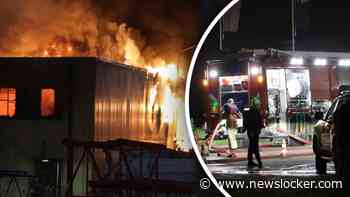 Enorme vlammenzee bij zeer grote brand in Almere Buiten