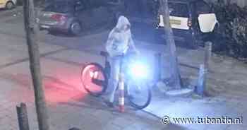 Fietser in Hengelo is gek op rood-witte afzetpalen: even stoppen, uit de grond trekken en weg is hij