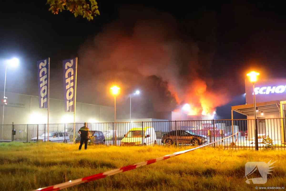 Enorme vlammenzee bij zeer grote brand in Almere Buiten
