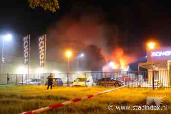 Enorme vlammenzee bij zeer grote brand in Almere Buiten