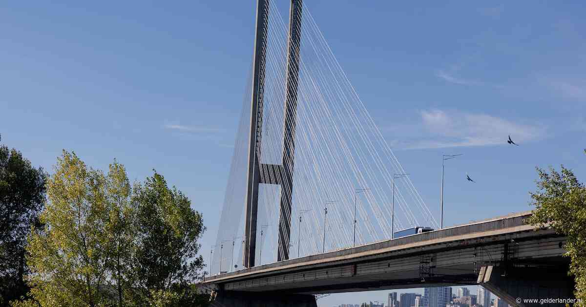 LIVE Oorlog Oekraïne | Belangrijke brug in Kyiv opnieuw geraakt door Russische luchtaanvallen