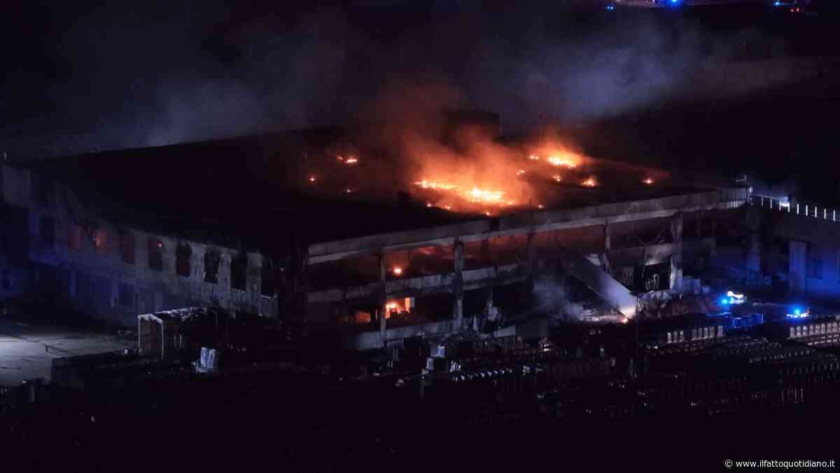 Incendio in un’azienda di laterizi nel Vicentino: le immagini notturne dal drone