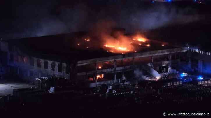 Incendio in un’azienda di laterizi nel Vicentino: le immagini notturne dal drone