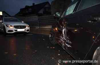 POL-MI: Zwei Autos stoßen an Einmündung zusammen, Frau leicht verletzt