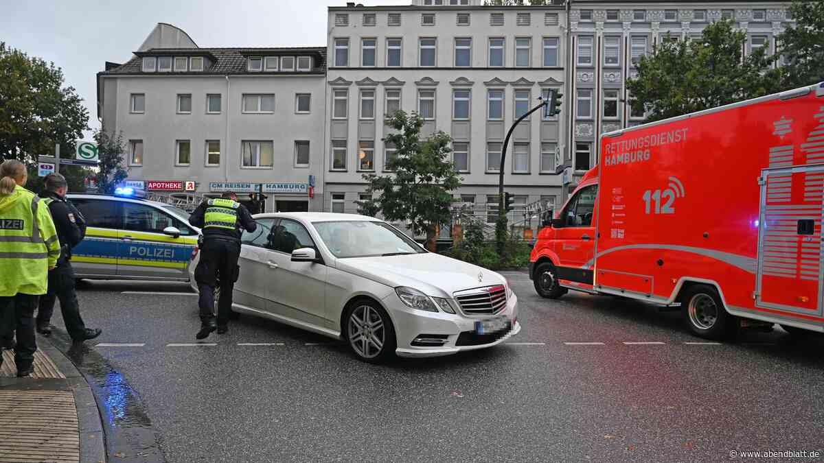 Mercedesfahrer übersieht Seniorin auf Heimfelder Kreuzung – Beinbruch
