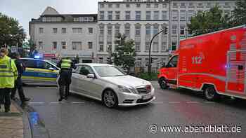 Mercedesfahrer übersieht Seniorin auf Heimfelder Kreuzung – Beinbruch