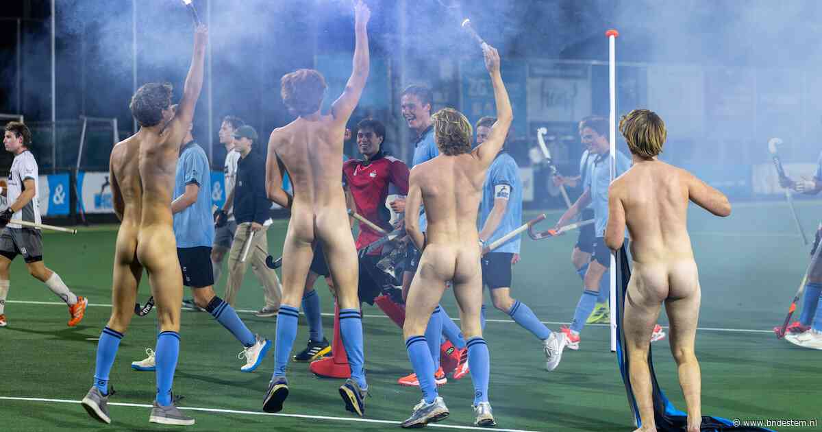 Vier naakte veldbestormers doen dansje tijdens hockeywedstrijd: ‘Ze zijn gek, joh!’