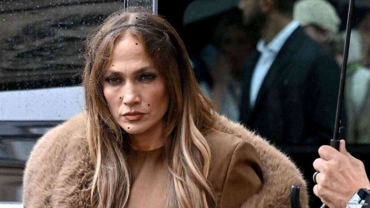 Jennifer Lopez kocht vor Wut: Regenschirm-Eklat bei Pariser Modeschau