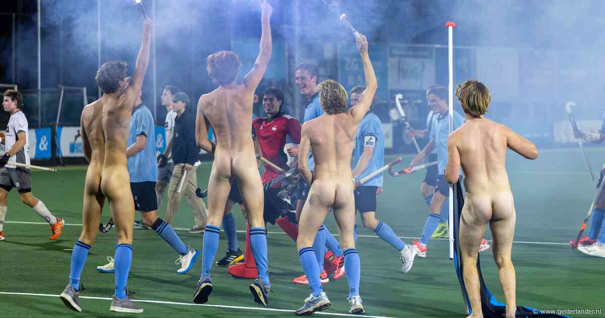 Vier naakte veldbestormers doen dansje tijdens hockeywedstrijd: ‘Ze zijn gek, joh!’