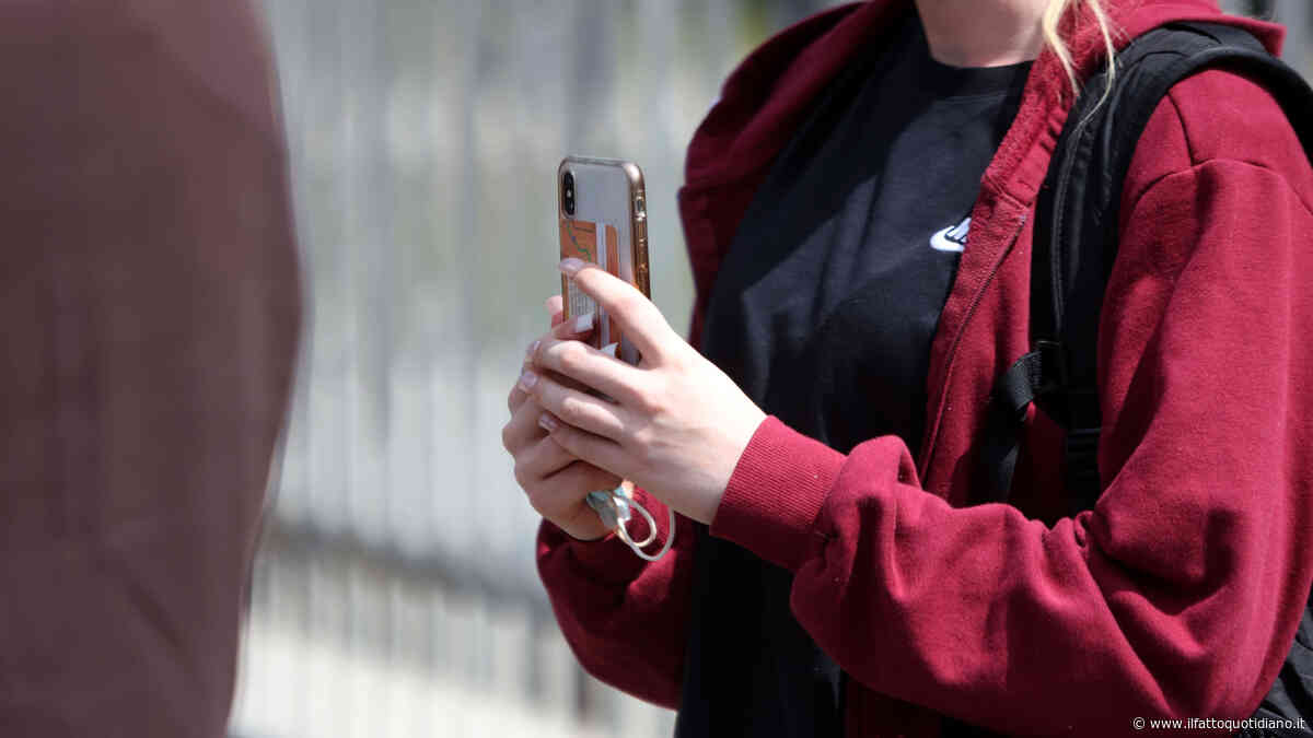 Giovanissime adescate in chat, arrestato 44enne per prostituzione e pornografia minorile: su Telegram e Whatsapp era Sugar Daddy