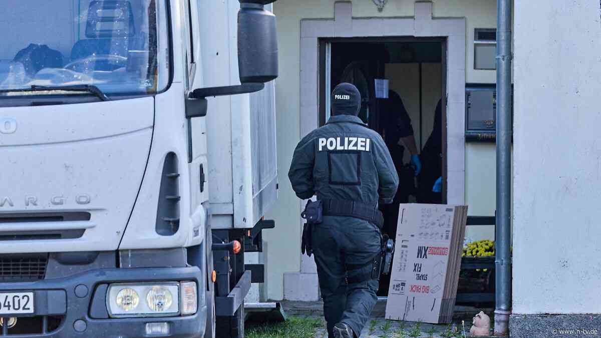 CDs, LPs und sogar Kassetten: Massenweise menschenverachtende Musik bei Rechtsrock-Razzia sichergestellt
